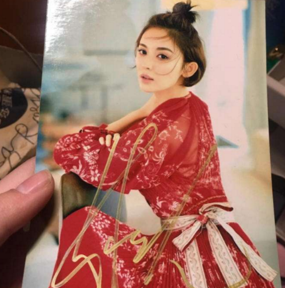 本以为热巴签名已够"机智",直到看到欧阳娜娜,四字一笔就完成