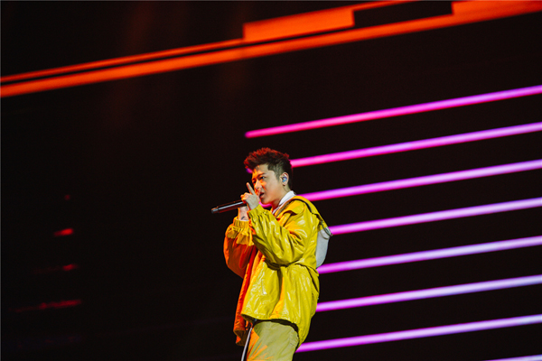 王以太获华歌榜本年度庆典仪式两巨奖双料王当之无愧