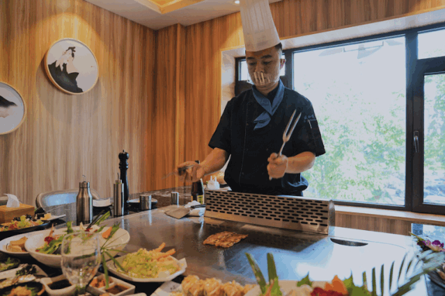 火了14年的精致铁板料理来青岛了!_盛和