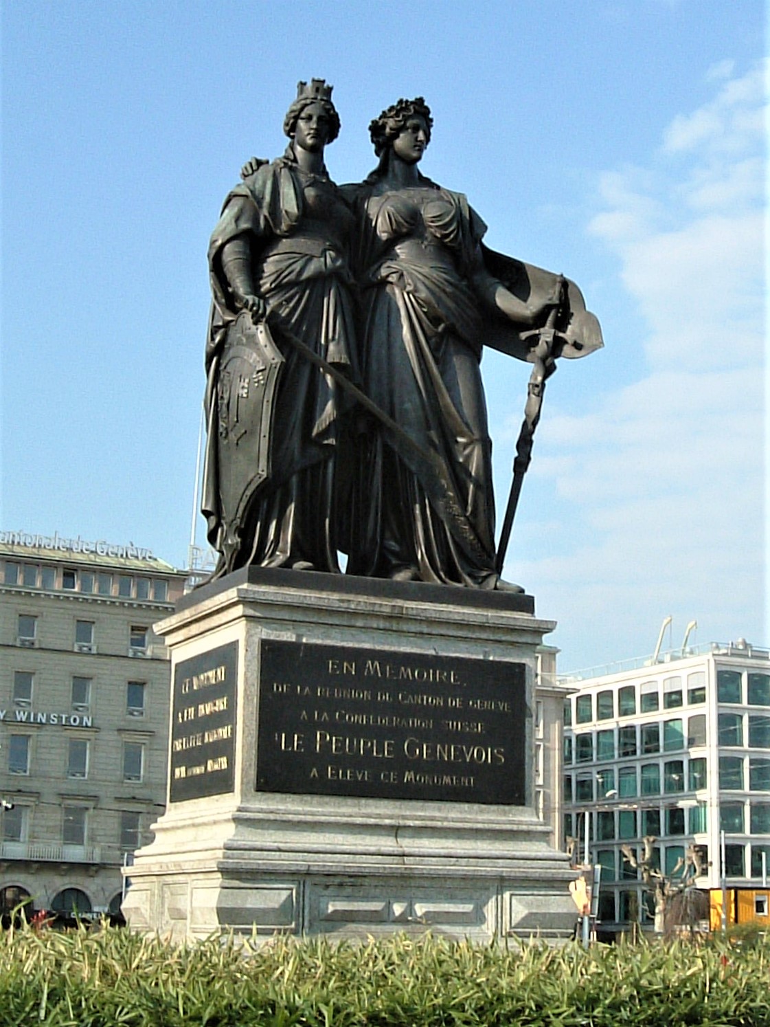 两位女神手持长剑,并肩而立,象征着瑞士和日内瓦,用以纪念1815年