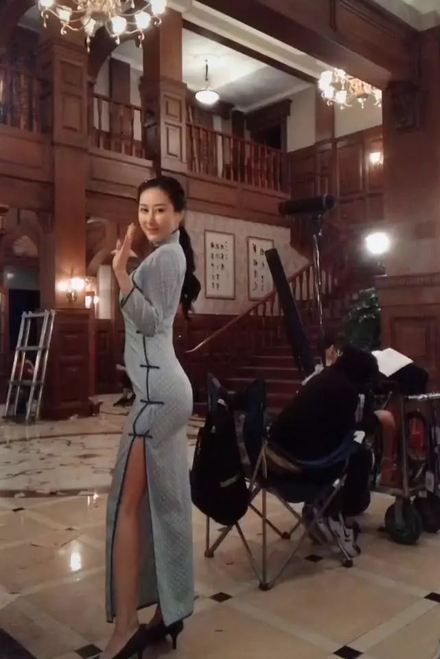 胡静穿旗袍秀s身材然而暴露了一个短板网友就是奇怪