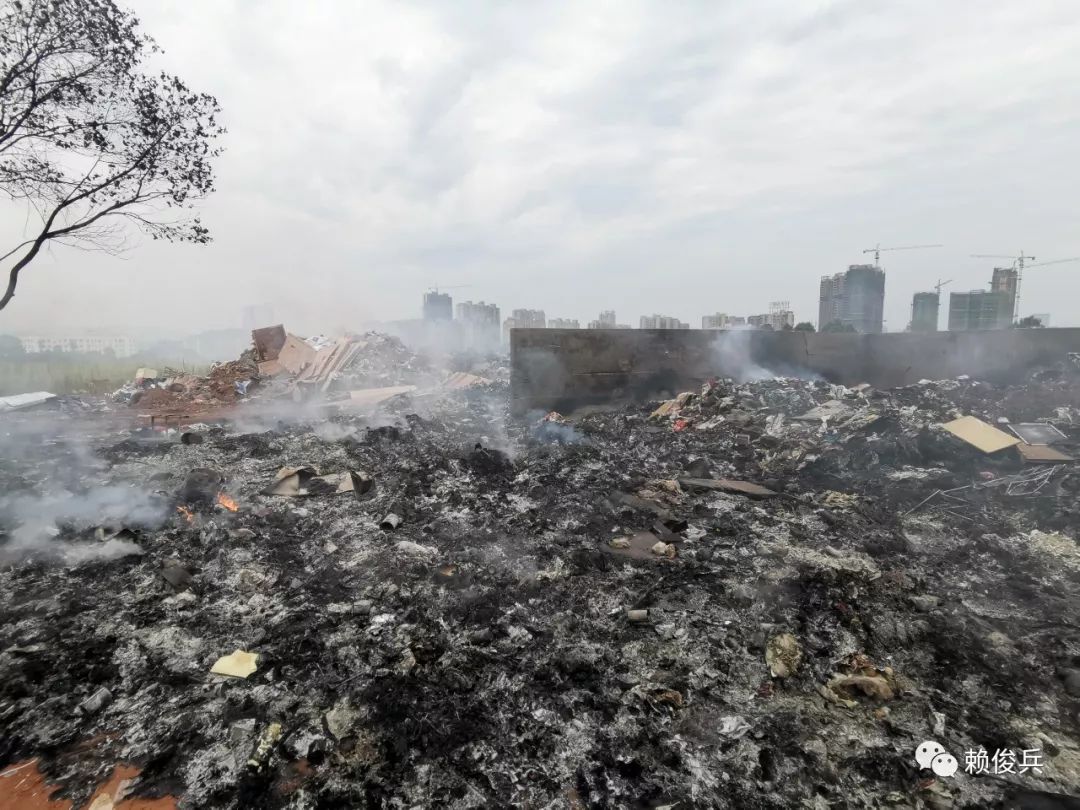 露天垃圾站明火焚燒,網友爆料:萍鄉學院常年冒惡臭濃煙