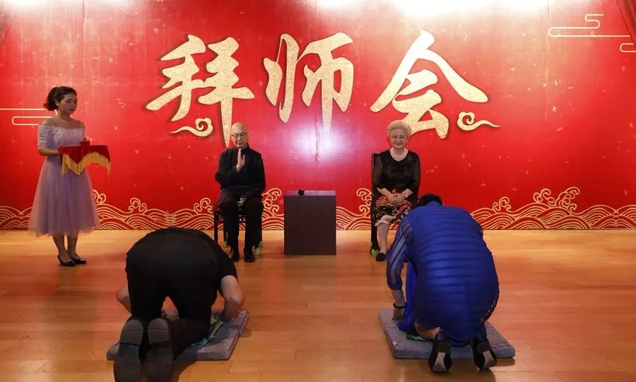 拜师会上,四位徒弟先后向师父和师母行跪拜礼,敬茶,以表达对老师的