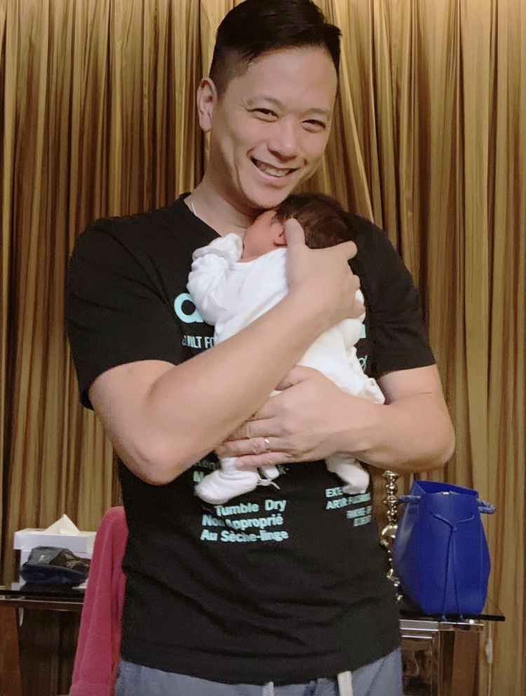 胡杏儿与老公李乘德同牵熊玩偶,小两口露同款甜蜜微笑幸福十足