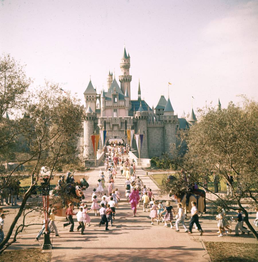 老照片 1955年美国第一家迪斯尼乐园开张 游客跑步进场