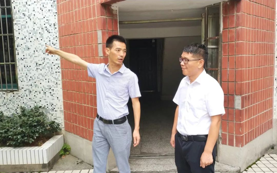 8月31日上午,建德市教育局党委书记,局长包海洋在普通教育科严良,安全