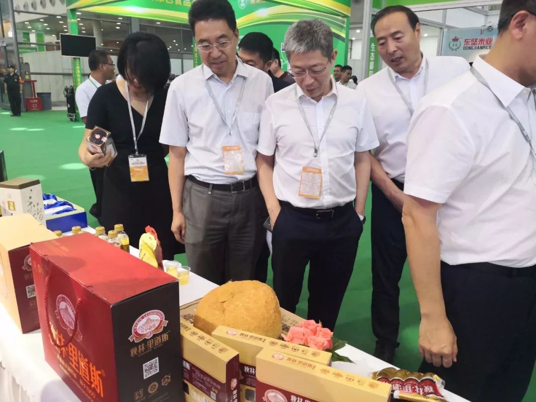 张万平副市长,任延辉局长莅临参观,左右滑动查看更多→据了解