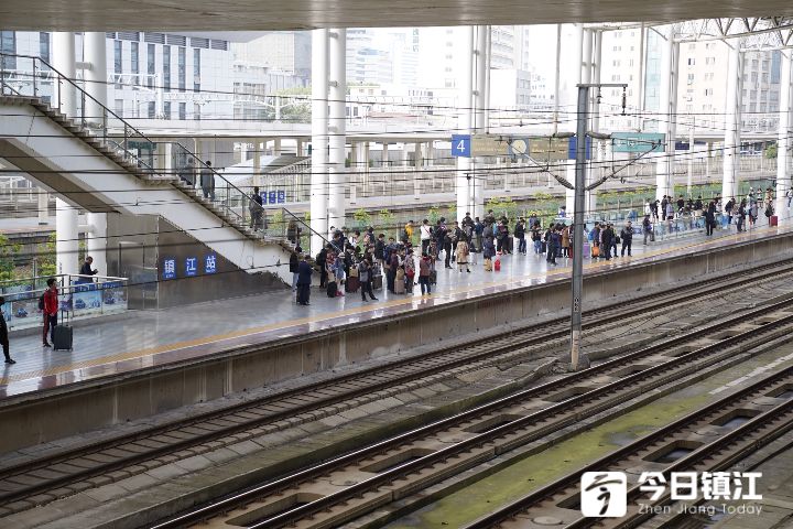 请周知9月1日起镇江站部分旅客列车临时取消停靠