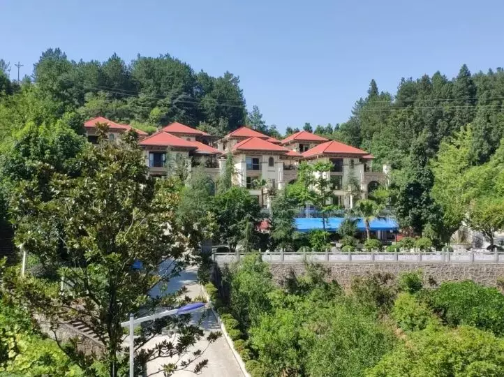 实践队一行来到了本次社会实践的第一站:湖北省恩施市三岔乡莲花池村