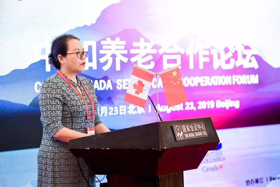 民(jim nickel)先生,中国健康管理协会副会长田鸥女士出席论坛并致辞