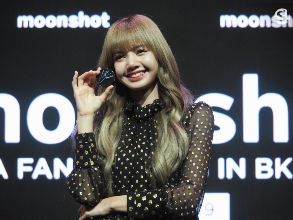 lisa今日出席moonshot签售会波点裙甜甜丽萨以供续命