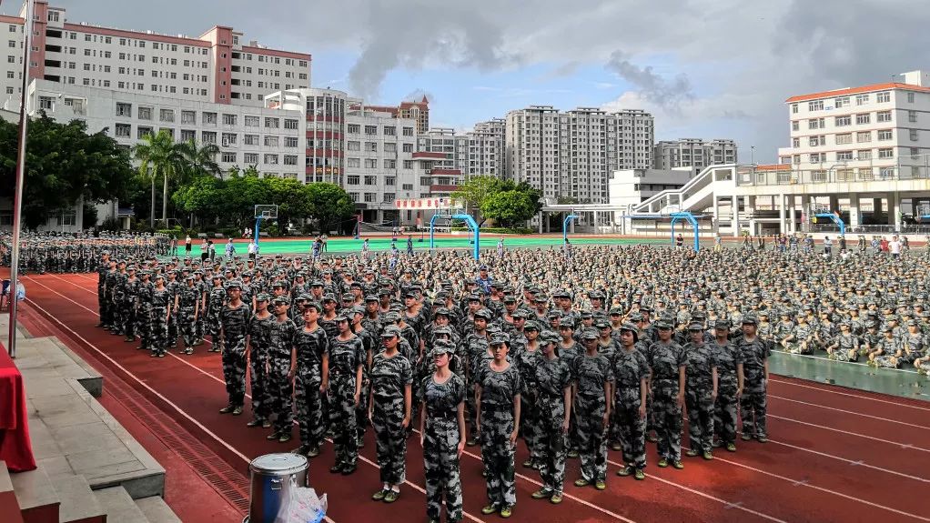 潮州富丽学校军训图片