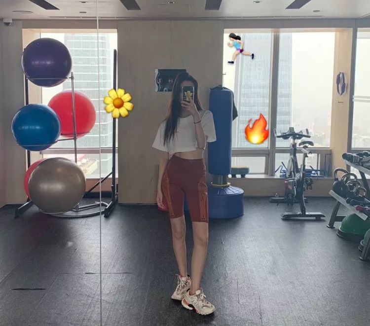 对镜自拍又火了?听我的,肖战宋祖儿解锁的新技巧必须get!_镜子