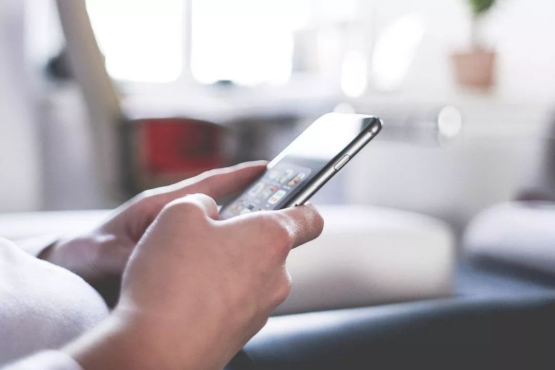 如果实在想在床上玩手机,不妨坐起来或者仰躺的姿势看~不要在昏