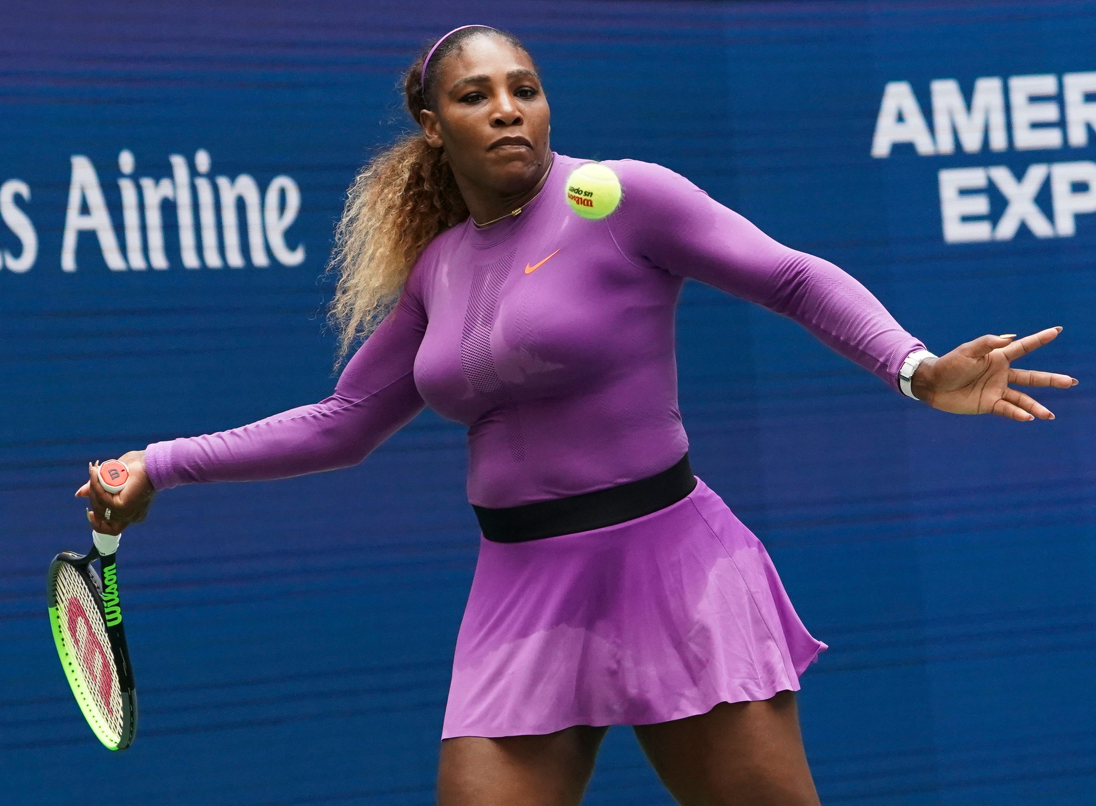 8月30日,美国选手塞雷娜·威廉姆斯在比赛中回球.新华社照片,外