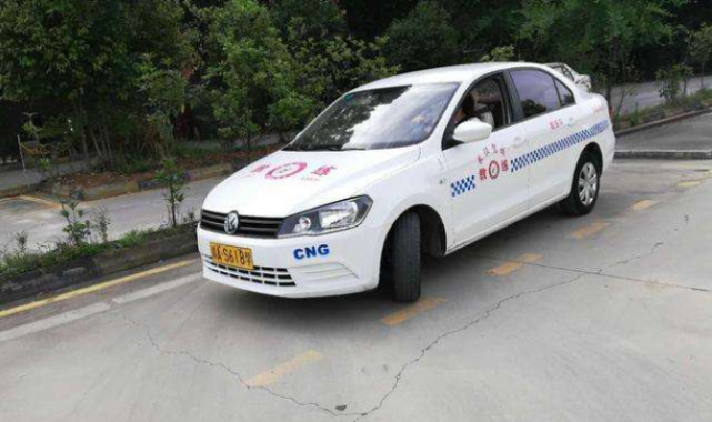 c2驾照只能驾驶自动挡的汽车,所以大家不管在学车还是考试时都是开的