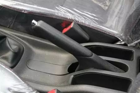 麒麟一司机因忘拉手刹,差点让货车落水"泡澡"