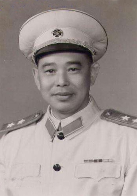 在红军时期,红三军团参谋长邓萍,一次在观察敌情时,被敌兵一枪击中,当