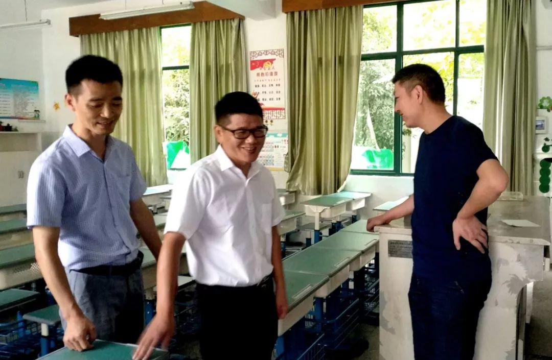 8月31日上午,建德市教育局党委书记,局长包海洋在普通教育科严良,安全