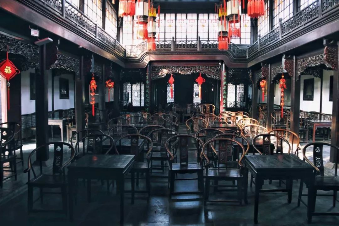 石挥原名石毓涛,1915年出生在石家大院,但他基本上没在石家大院生活过