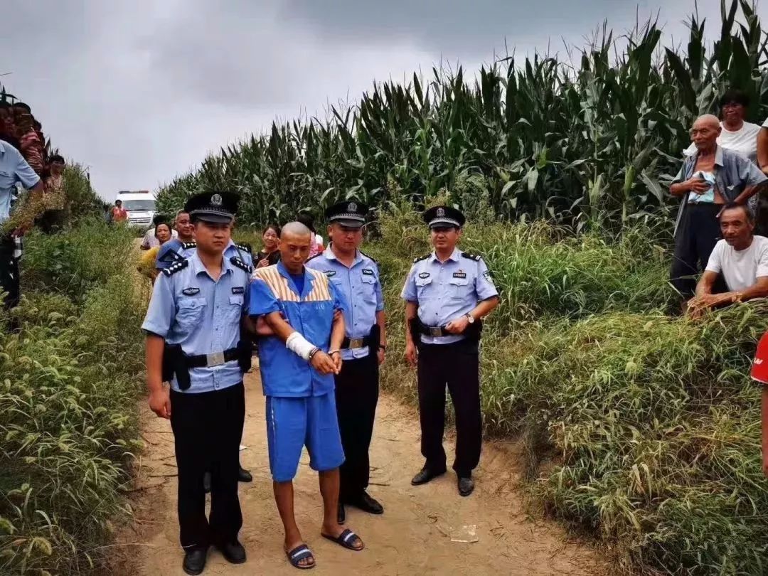 永城芒山抢劫犯嫌疑人指认作案现场上百人围观