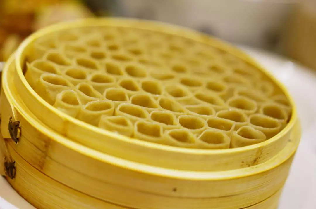 莜面窝窝,形似圆形小筒,把莜麦炒熟磨成面,再把莜面用开水泼熟,和好