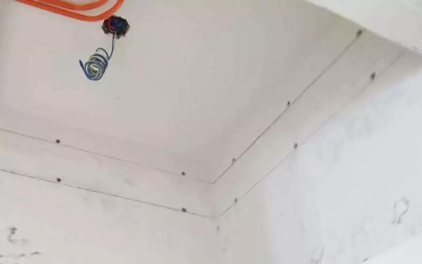 这条线是指吊顶装修完成之后的高度,吊顶完成面平整度误差不高于±3mm