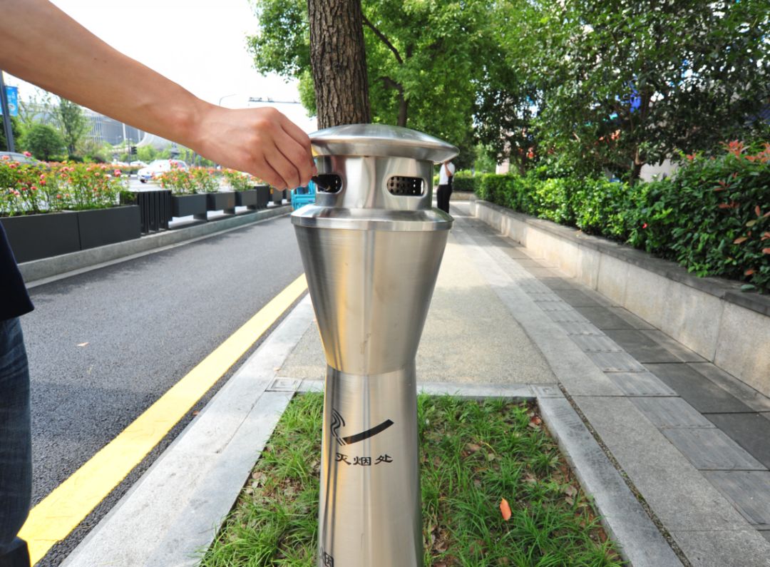 让烟头有去处4000多个烟头收集器亮相湖州街头