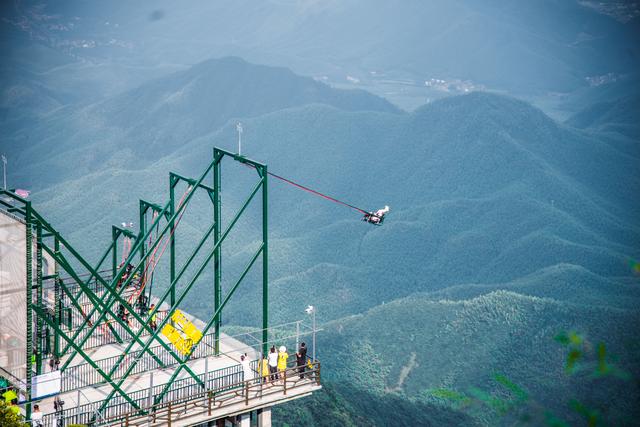 安吉云上草原探秘天空之镜