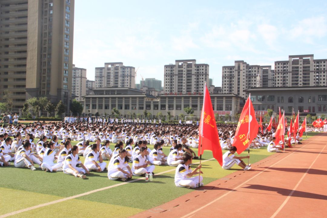 昨天临泉二中操场上3100多名高一新生帅爆了