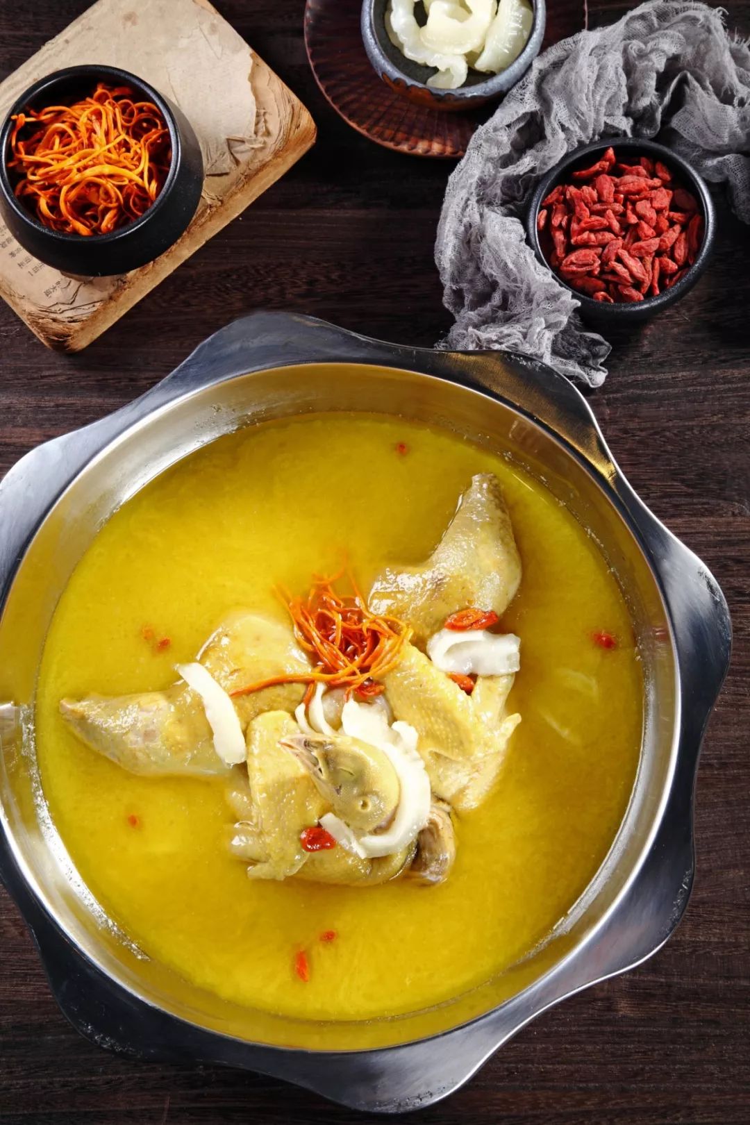 汤汁一点点沸腾后,加入来自深海的花胶,两种鲜美在锅中碰撞,一起将