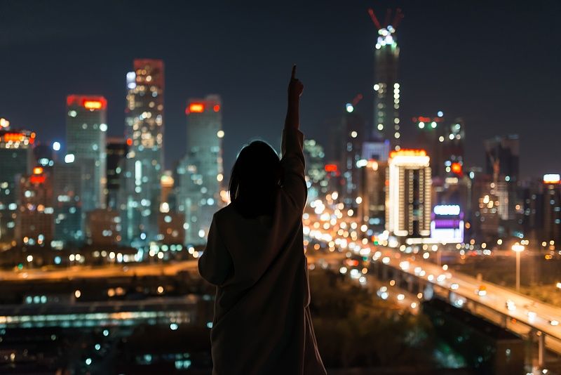 工作总有各种各样的苦,可所有人都在努力生活,永远有人比你更难.