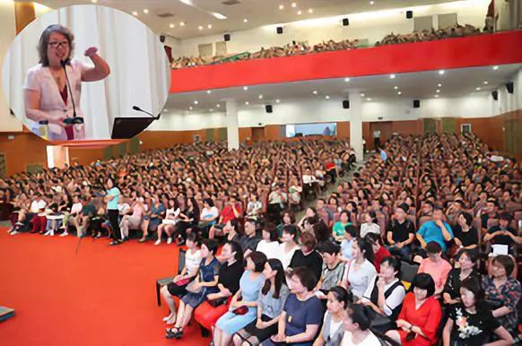 7月13日,在空军指挥学院礼堂,人大附小郑瑞芳校长亲自为银燕校区,京西