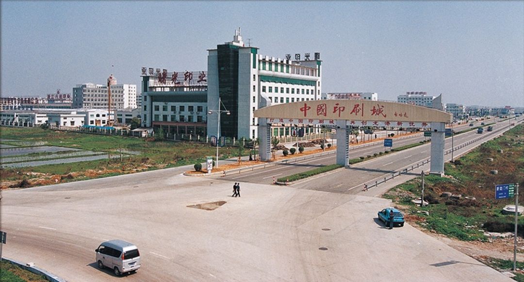 照片以上对比照片老照片:陈君令 钟威龙 方建惠等人拍摄新照片:何径杯