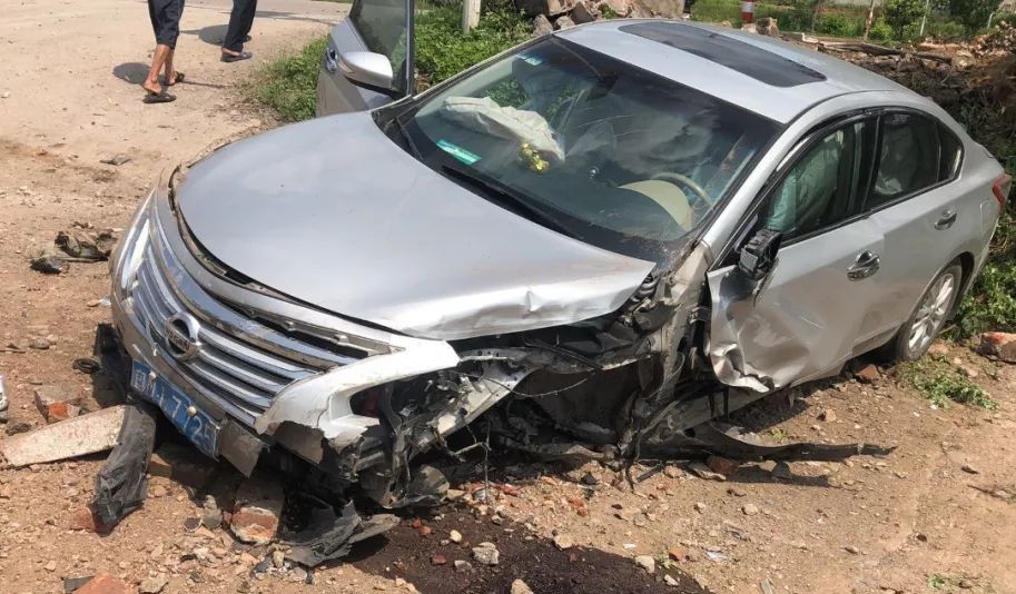 惨烈!梅州205国道两小车相撞,一车被撞飞到路坎下!监控拍下可怕一幕.