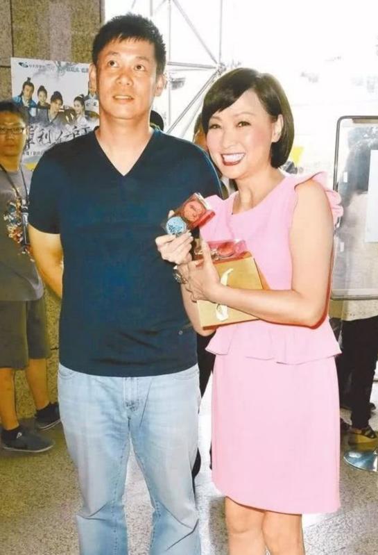 51岁汪建民为生计落魄卖柚子