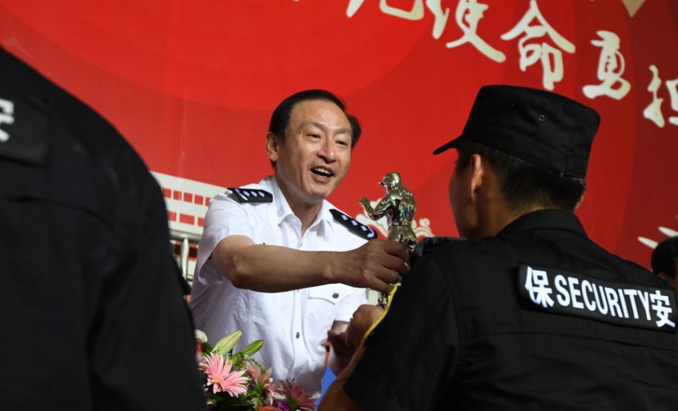 上海市公安局党委副书记,副局长陈臻为保安技能比武竞赛优胜者颁奖