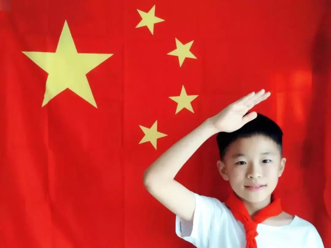 小国旗,或在国旗下敬礼学校收到了近千张照片开学之际是不是很有意义?