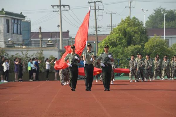 南莫中学2019级高一新生军训闭营仪式成功举行