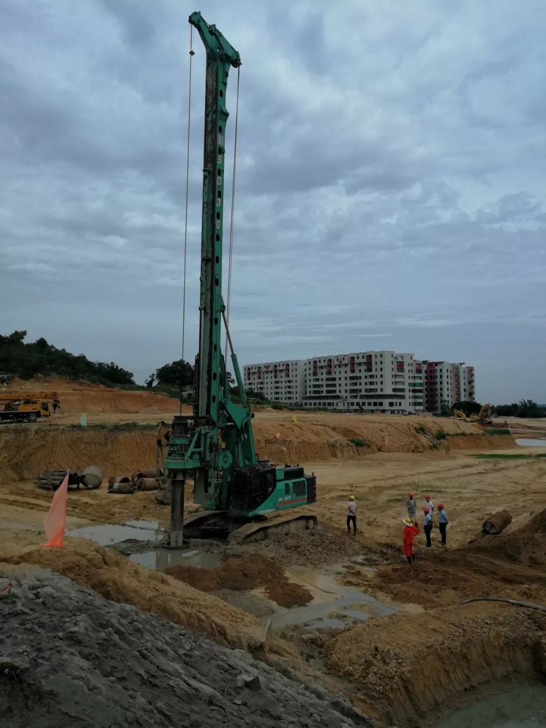 2018汕头市人大常委会常务副主任郑通声到濠江华附项目现场调研4月13