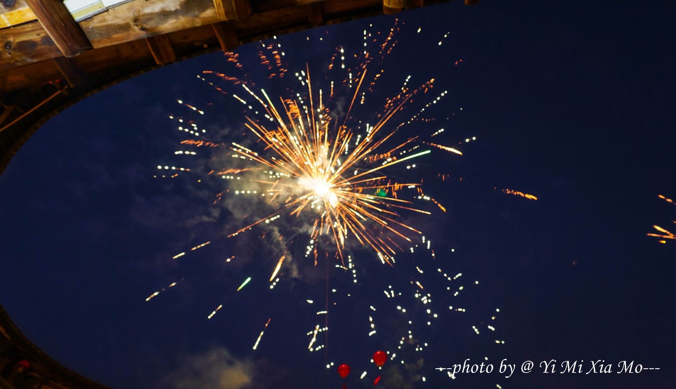 学校夜空的烟花惊艳了整个青春 来自搜狐网