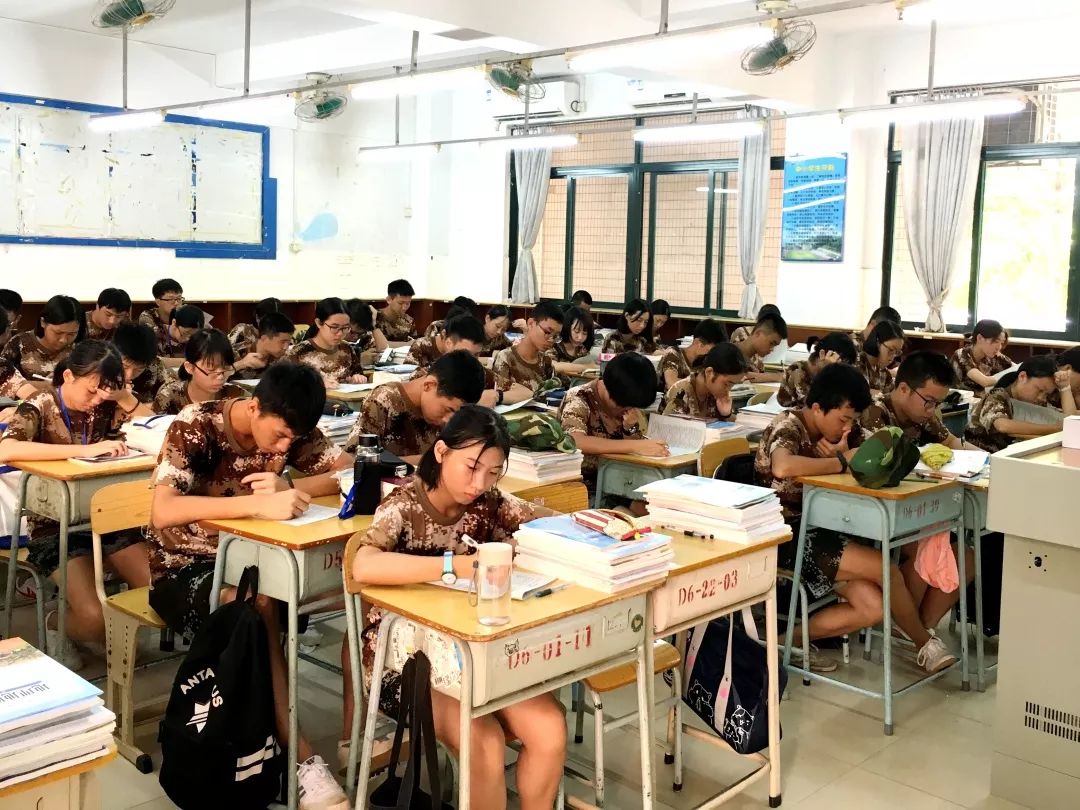 热血军训致敬青春南海中学2019级新生军训