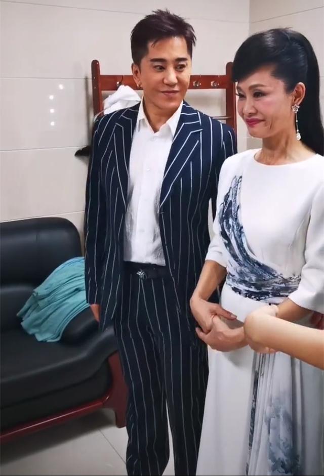 50岁毛宁合影于文华高清镜头暴露真实颜值网友他脸怎么了