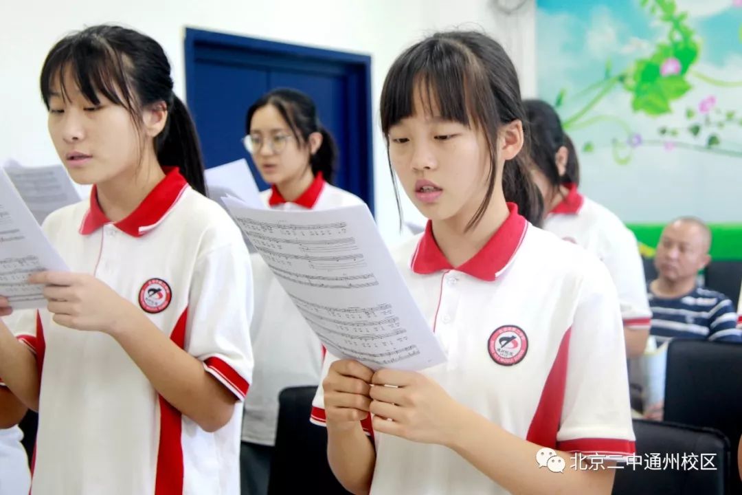 后,跟随自己的孩子走进班级教室,进入专业实验室,重新把自己变成学生