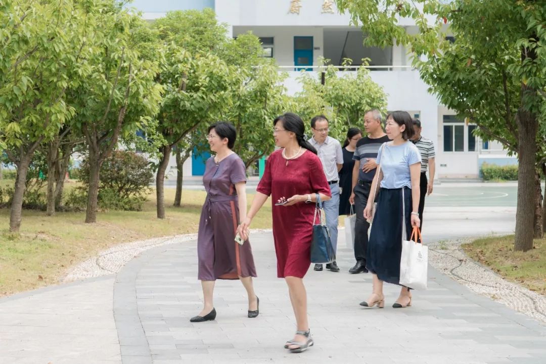 县教师发展中心副主任吴亚群在市教育局人事(教师工作)处副处长周淑萍