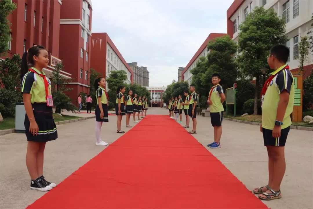 逐梦扬帆韧性起航芳草学校2019级一年级新生入学礼