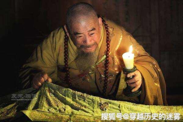 结果,当唐僧好心好意拿出锦斓袈裟,借给金池长老师徒打眼之后,想不到