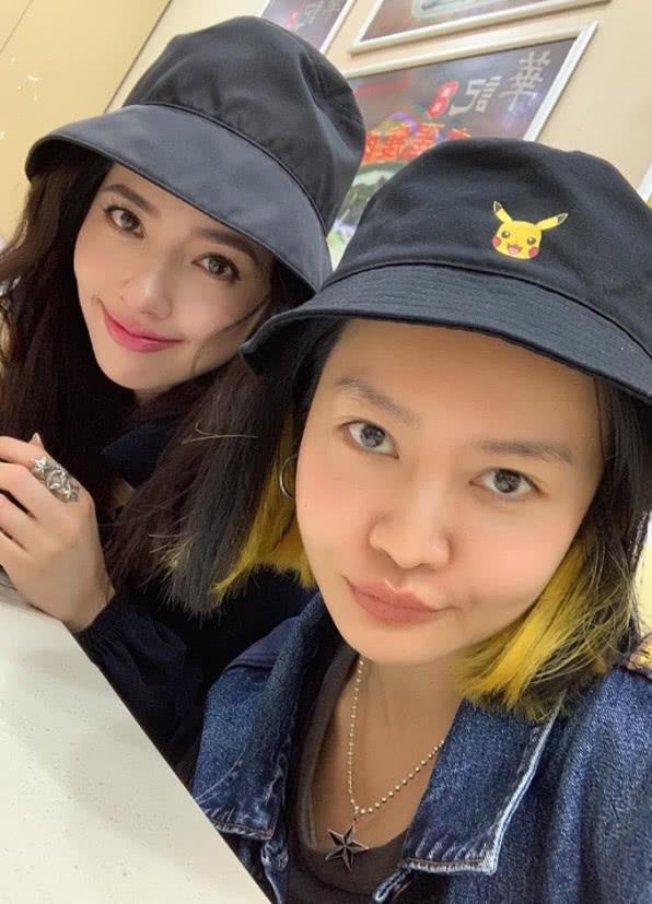 郭碧婷和素人闺蜜合影意外被对方抢镜粉丝这女生太有心机