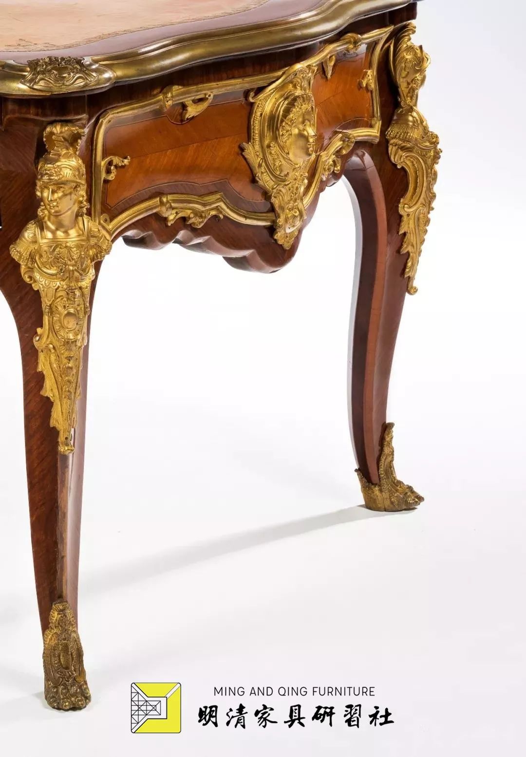 装饰书桌这类题材的装饰绝大多数出现在帝政风格和拿破仑风格的家具中