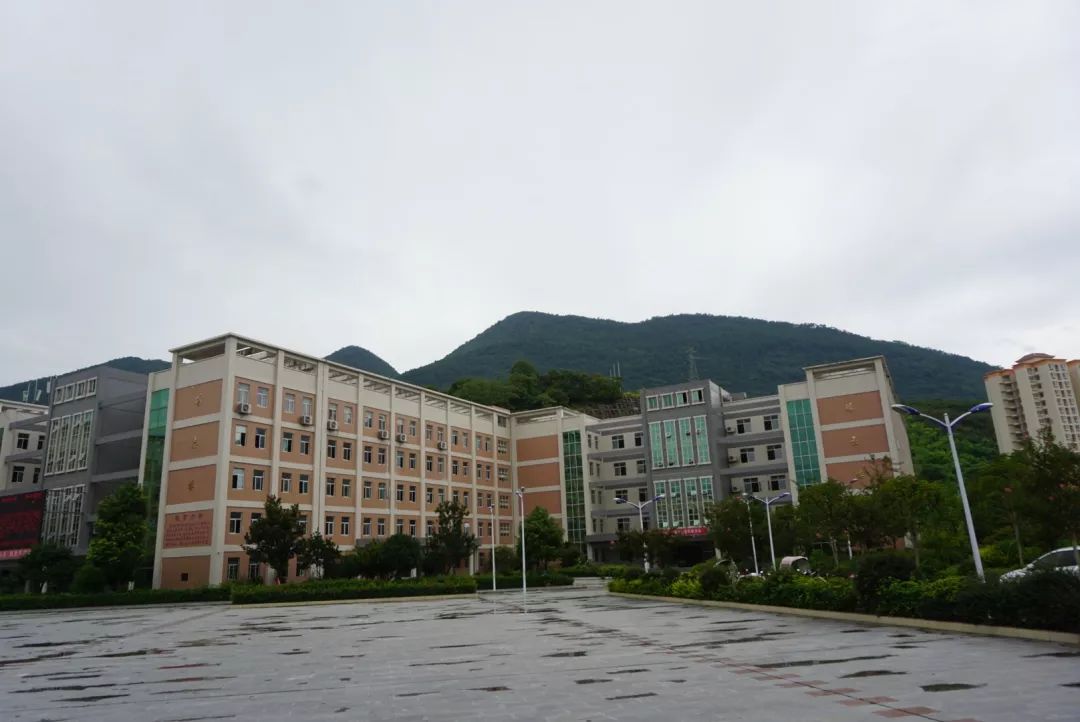 3%在随后的寻访中,寻访小组一行又来到了印江一中和印江中学.